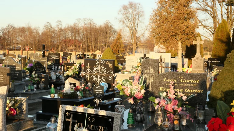 Nowe chodniki na cmentarzu