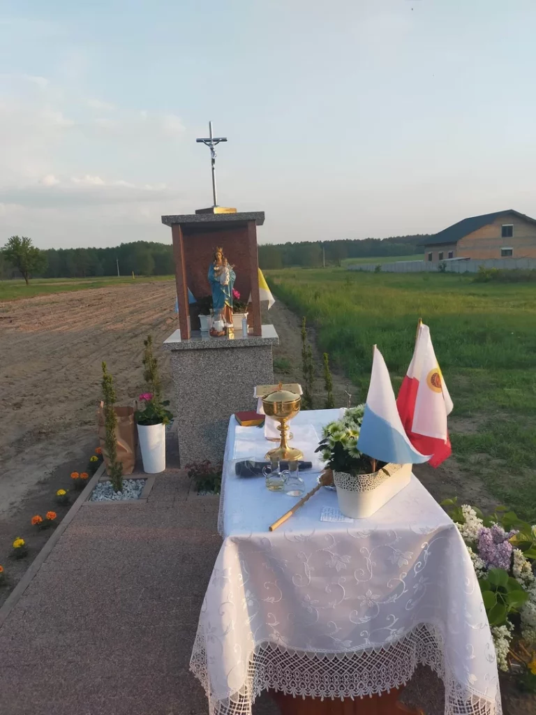 Nowa kapliczka pw. KRÓLOWEJ RODZIN w TARNOWEJ.